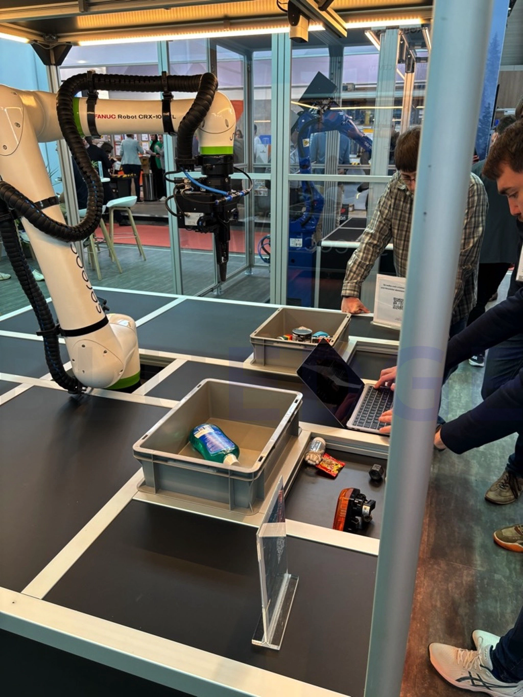 写真3:LogiMAT2024 Sereact PickGPT robot